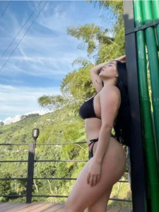 Kim_and_Mia mia horny Pic 3