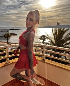 Sophie-Logan-Ink Public Poză