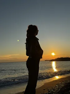 HaleyReedme A walk in the sea 🌊 side ❤️🌅 Billede 4