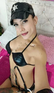 juliane_sweer1 Black Pic 4