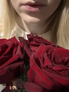KoriMelon 🍉I was given some roses зо браження