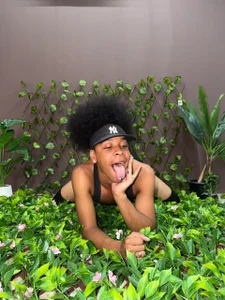 Amidst nature and lingering glances… do you dare get lost with me? 🌿😉 de TenderTeacher  2 Imagens