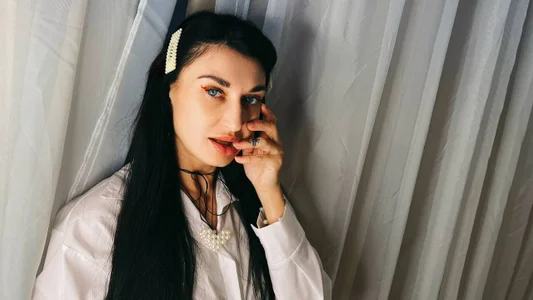 AriannaCruise Lady in White Bilde 6