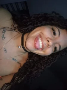 alinne_Bell Public Hình 2