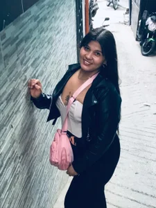 Stylevoluptuousvycky Public Foto 6