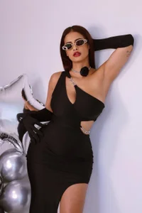 SofiaReyes1 Bold elegance with a touch of allure Immagine  2