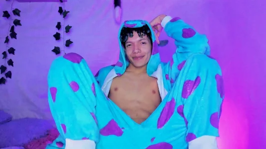 Im_AlejoのPijama party 🎉の 4枚の写真