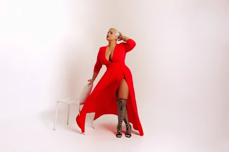 GianellaCox_ VIBRATING IN RED TONES Pic 4