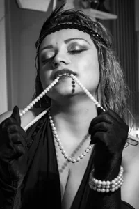 Let me be the girl of your dark days 🩶💋🌩️ de LilyyBigAss  4 Imagens