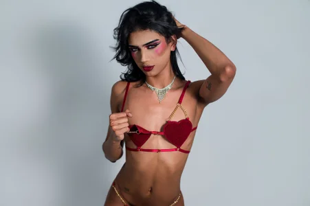 HecateVelvet Less is more, but a little tease never hurt. 🤍✨ slika 5