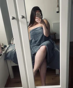 Kellykitkat before shower Kuva