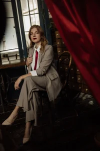 YourUniverser Businesslike, daring and sexy Pic 3