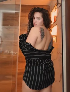 Evan_Rose Public Pic 3