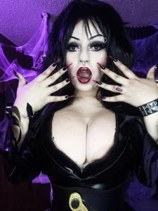 Elvira reigns in the shadows, and tonight the darkness has its owner 🔮🎃🦇💀🕯️ od Belladonna_trix  6 snímek