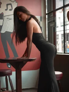 AleeshaCameron2 A sexy body covered in a long dress . fénykép