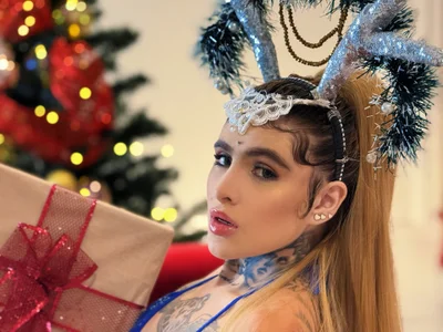 CarlaBrunni: Frosted Elegance ( 4 фото)