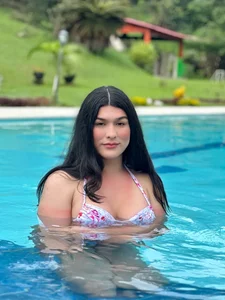 floryn_susana pool enjoying delicious Immagine 