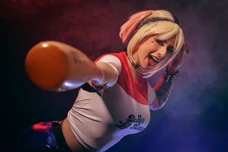 XXMILE: harley quinn ( 3 фото)