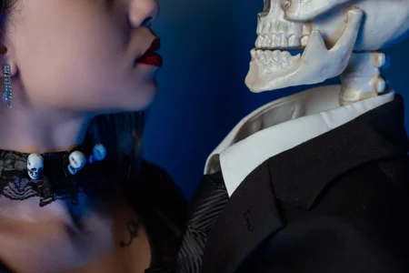 Moon_of_Hadesの🖤🌙The moon watches over them: Morticia and Homer in the darkness 🖤🌙の 3枚の写真