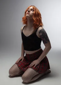 SubmissiveSabrina Kneeling in Tartan - {count, plural, one {תמונה אחת} two {שתי תמונות} many {# תמונות} other {# תמונות}}