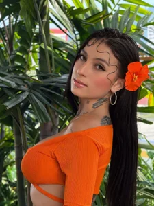 MilaLawrence tropical Pic 4