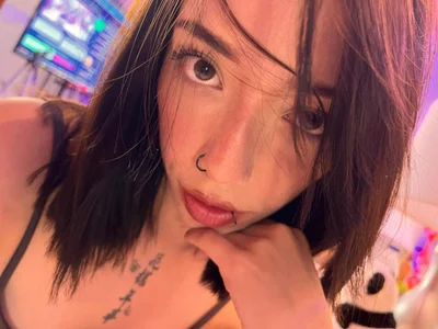 HarperrWest What would you like to play with me today? Pic