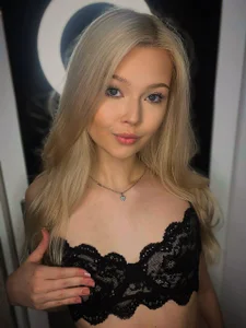 ElsaDivine When Eyes Touch 👀 사진