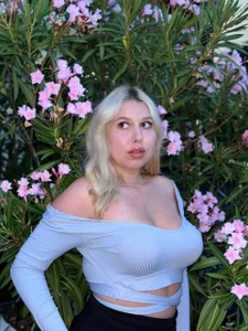 ChloeRicc They told me that the photo in the flowers is beautiful...I think they didn't lie to me! Fotka 2