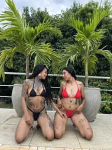 ChloeandIsabella Pool Girls - {count, plural, one {תמונה אחת} two {שתי תמונות} many {# תמונות} other {# תמונות}}