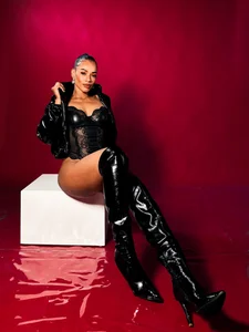 Her curves shimmer against her tan skin 🙂‍↔️ de sashamonroe__  6 Imagens