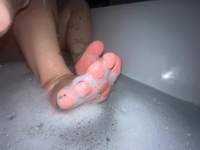 AbbyPearll worship my hot feet Pic 6