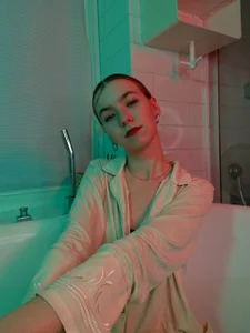 RochelCozzi Cold neon, warm silence Pic 8