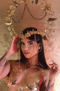 MariaHerrera_ Golden Girl Bilde 3