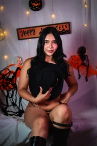 alisa_ousen HALLOWEEN! Boots, a hat, and absolutely no desire to behave myself👻🥵 รูป 