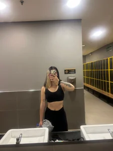 Olivia_Young Public Pic 4