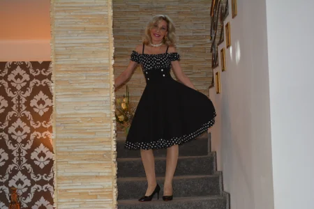 Choose a dress for a romantic dinner with you de HornyMilf_555 Foto 3