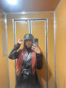 Hot & Confident 🔥 💅 🌶️ od AaryaVogue  7 snímek
