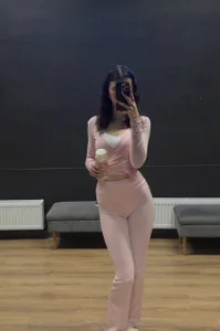 LouiseChavez first class on stretching Immagine  3