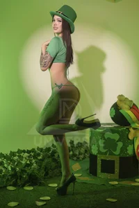 Ivonne_Millerr kullanıcısının 🍀May you always have luck, laughter, and a good toast. 🍀 albümü -  4 fotoğraf