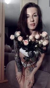 Jackie_Swann here is no gun only roses Foto 6