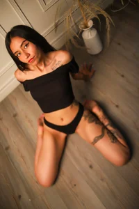 eviegothel_のShadows that Seduce🖤🔥の 8枚の写真