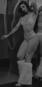 miss__charlotte7のShadows that seduce 😏🔥の 2枚の写真