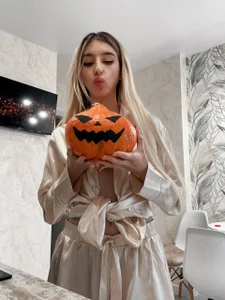 Polly__Hill 🎃 Halloween  4টি ছবি