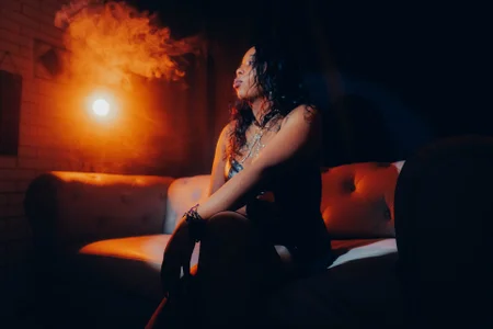 Charlotte__Brown_ LET'S SUCK THE SMOKE FROM MOUTH TO MOUTH Foto 2