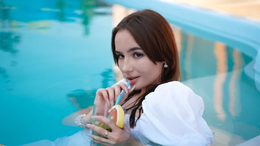 bbratz wet in pool Pic 6