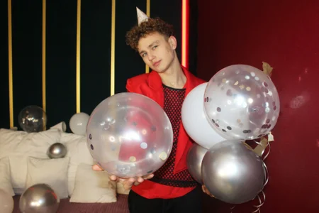 NathanCurl It was my birthday stream 🎂🎁🎈 Foto 5