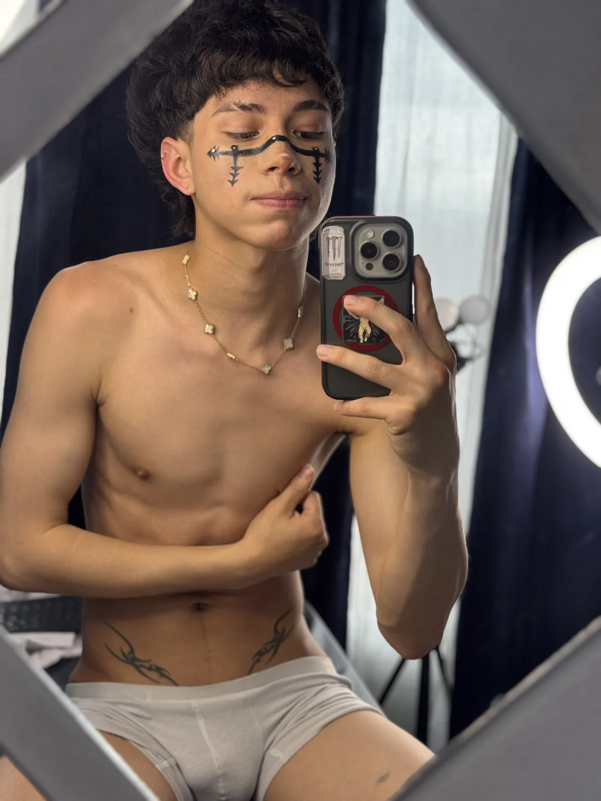 Kael_Prince 님의 트렌드 중인 사진  8307개