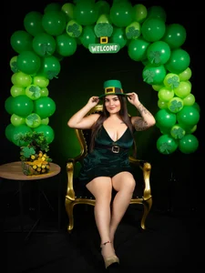 ellarosee_ lucky and sexy elf💰💚 Pic 2