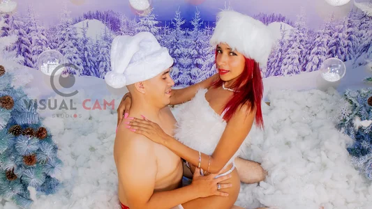 Whispers Under the Christmas Tree 🎄💋🎅 de samy_carson_  4 photos