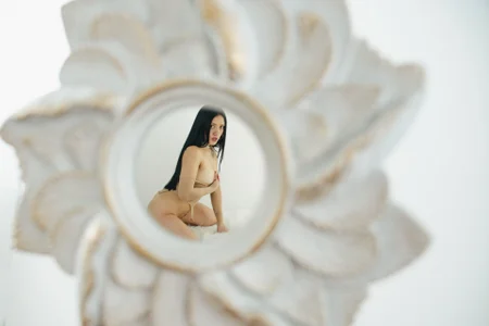 Suzanne_abbey Pretty and little mirror♥ Pic 3